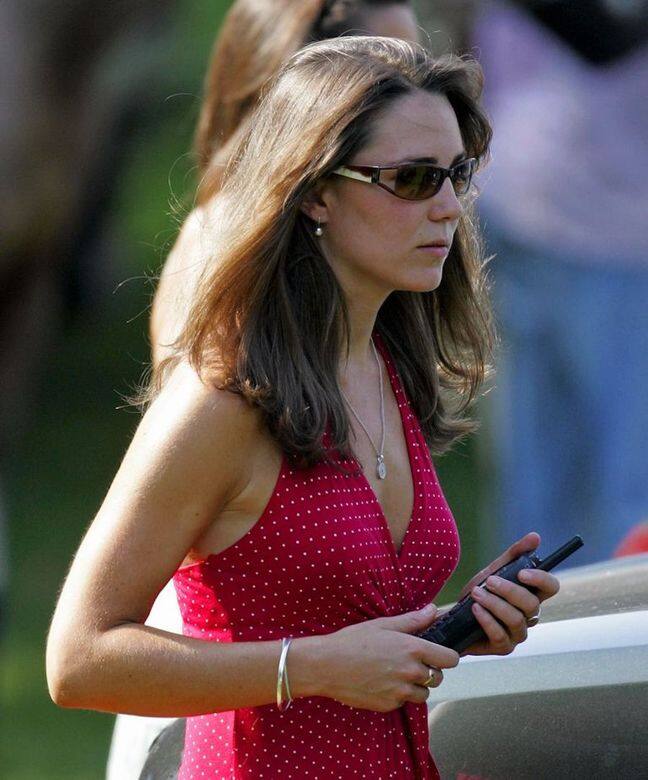 凱特觀看威廉王子在英格蘭里奇蒙 Ham Polo Club 參加的Chakravarty盃慈善馬球比賽時 凱特觀看威廉王子在英格蘭里奇蒙 Ham Polo Club 參加的Chakravarty盃慈善馬球比賽時