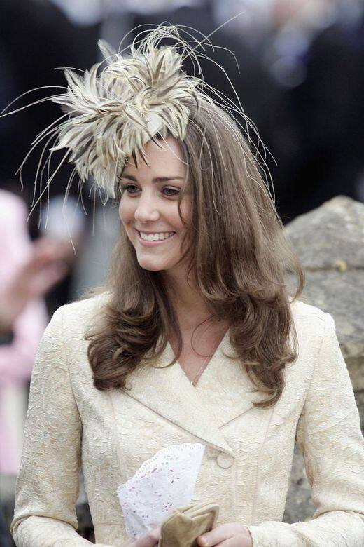在英國西威爾士郡拉科克的聖西里亞克教堂,參加Laura Parker-Bowles和Harry Lopes的婚禮 在英國西威爾士郡拉科克的聖西里亞克教堂,參加Laura Parker-Bowles和Harry Lopes的婚禮