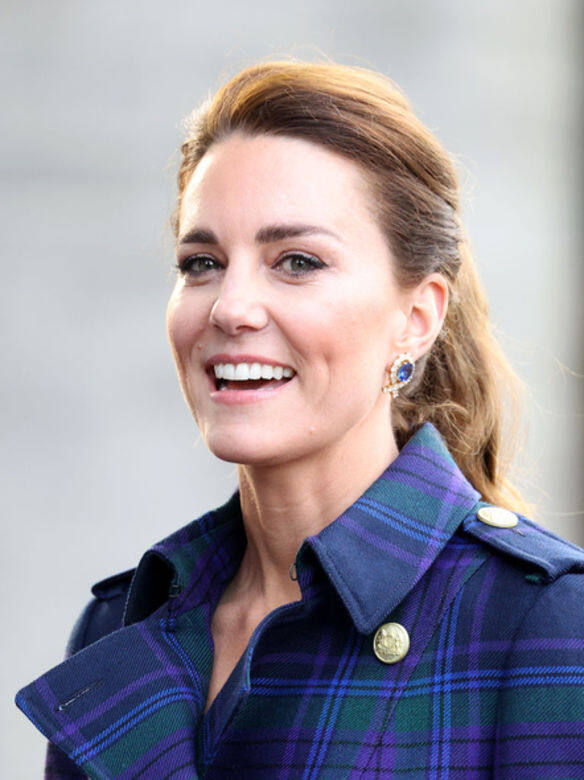 值得留意的是凱特戴著的耳環是由英女王借出的藍寶石耳環，由一圈鑽