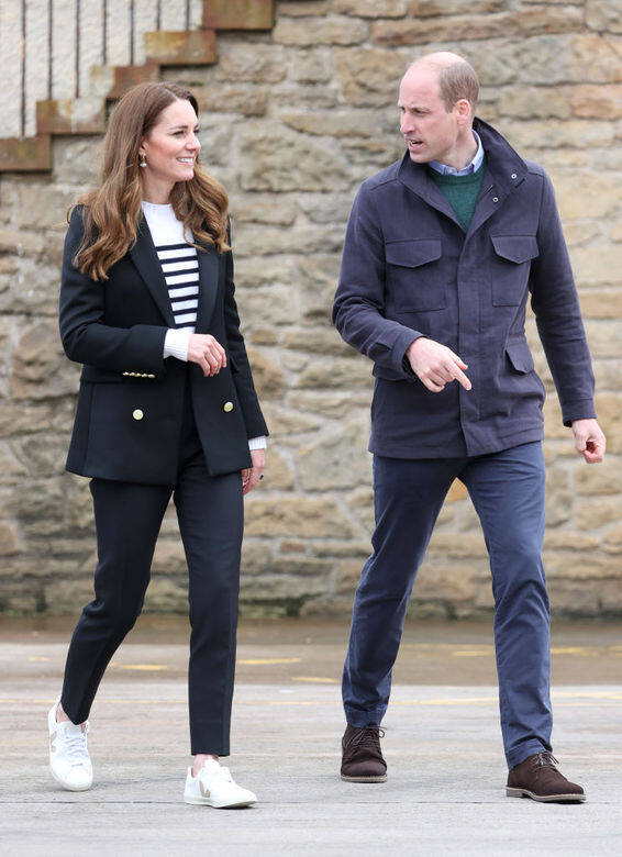 這天，凱特與威廉王子在城內逛街，一身深藍色西裝外套加橫間衫的凱特