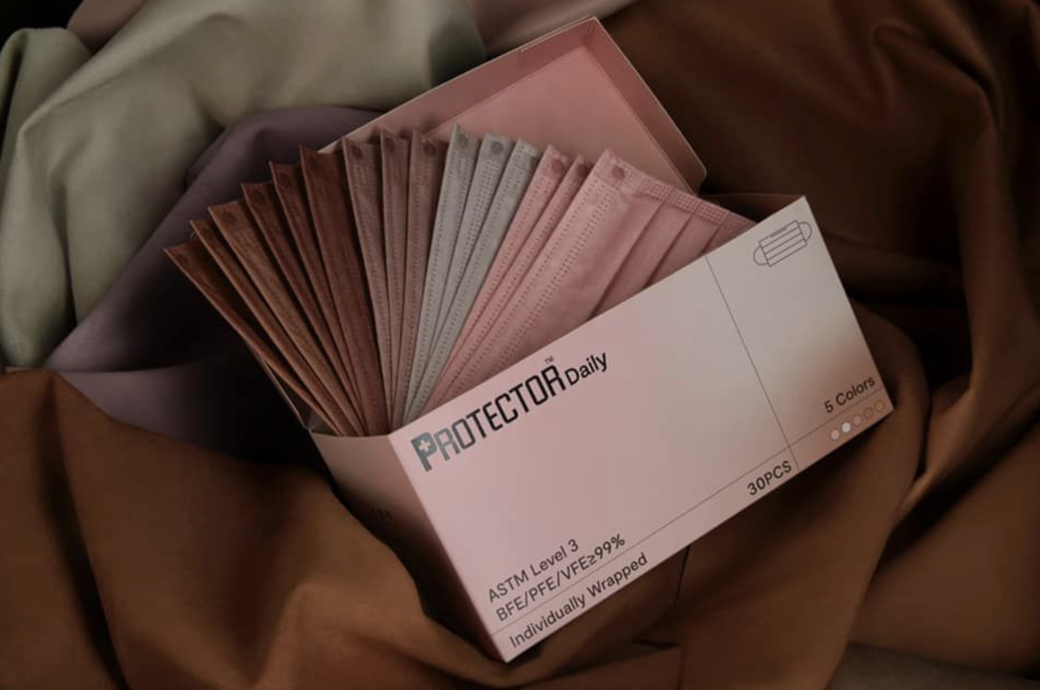 另外,另一口罩品牌Protector所推出的Daily Palette口罩五色系列也同樣令人着迷,新色 另外,另一口罩品牌Protector所推出的Daily Palette口罩五色系列也同樣令人着迷,新色