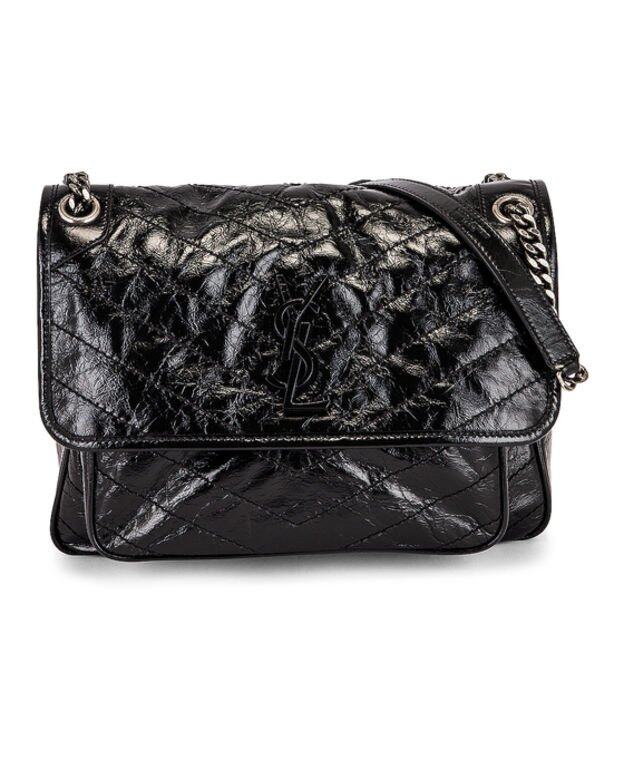 容量可觀的Saint Laurent Niki手袋絕對能討女生的歡心,金屬鏈帶則為手袋增添型 容量可觀的Saint Laurent Niki手袋絕對能討女生的歡心,金屬鏈帶則為手袋增添型