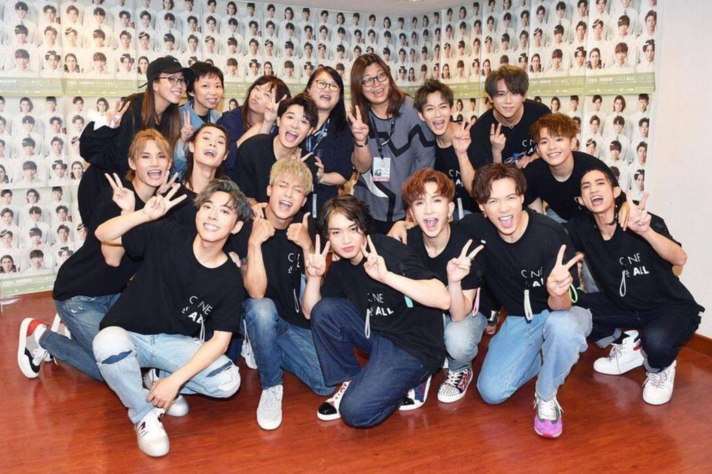 首場演唱會完show後,花姐post出Mirror與工作人員在後台的大合照,他們均穿上 首場演唱會完show後,花姐post出Mirror與工作人員在後台的大合照,他們均穿上