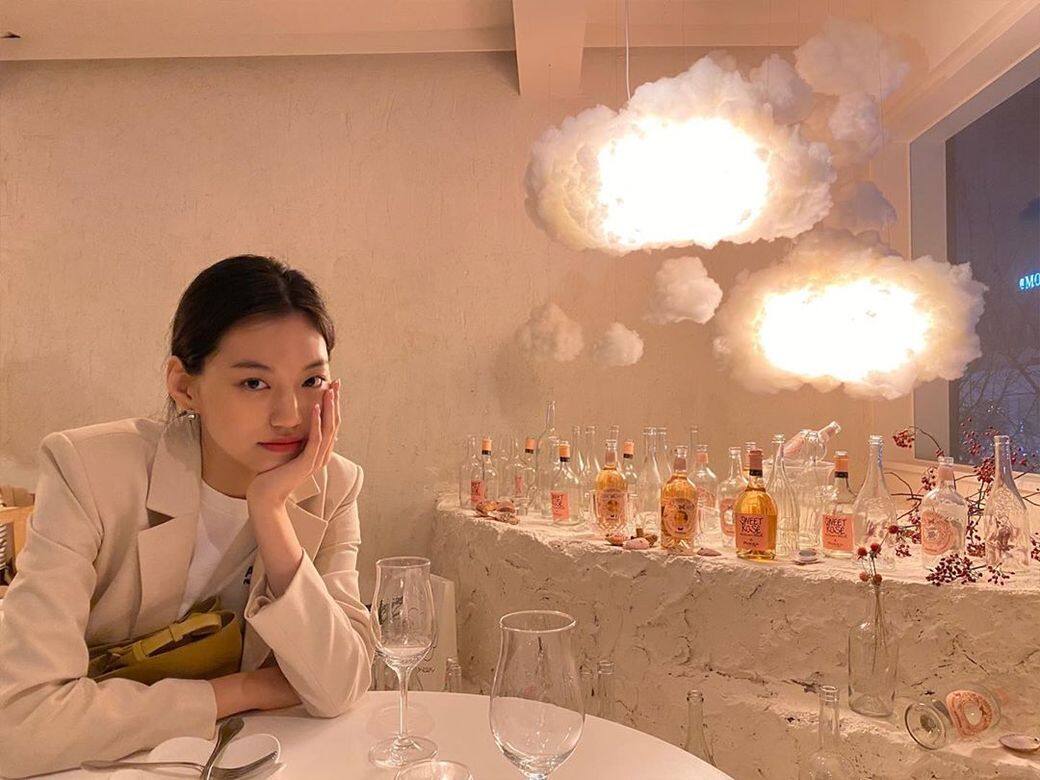 淺色西裝配搭白T恤,再以銀色耳環和芥末黃色手袋點綴,簡約得來不失 淺色西裝配搭白T恤,再以銀色耳環和芥末黃色手袋點綴,簡約得來不失