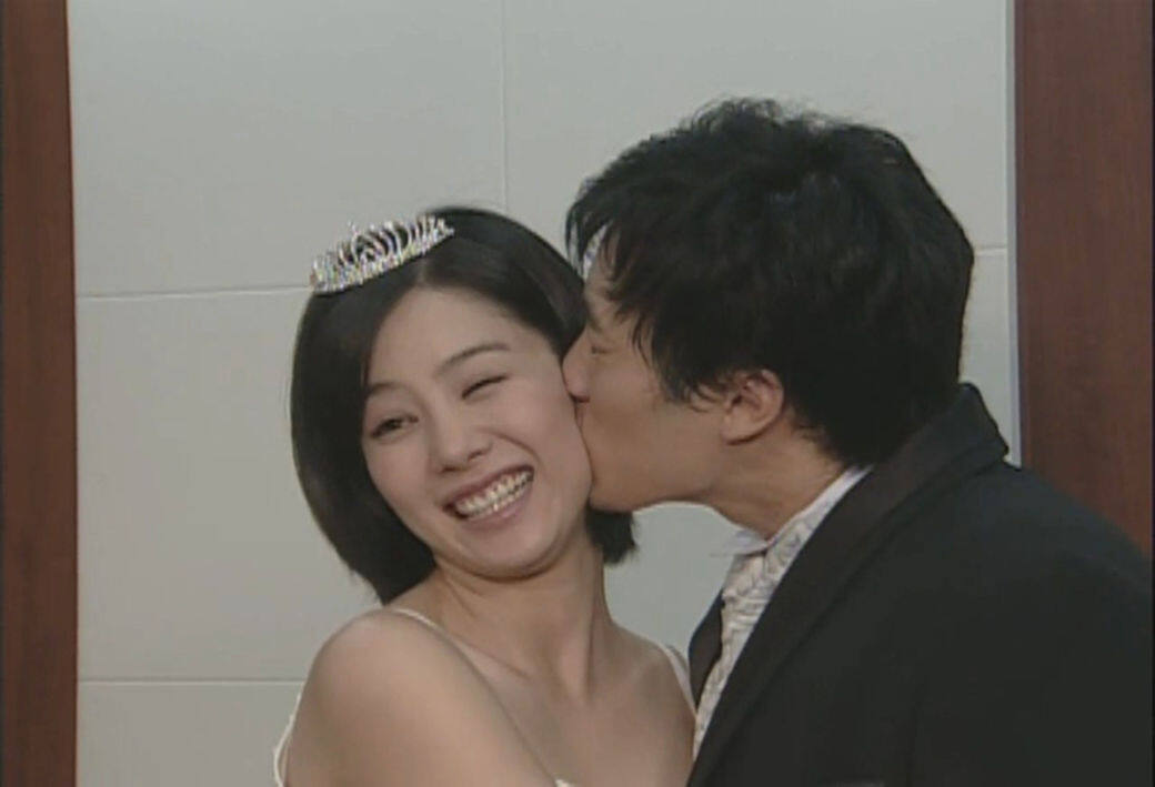 2002年,金賢珠與男神蘇志燮情定於合演劇集《玻璃鞋》,更是蘇志燮唯一承認 2002年,金賢珠與男神蘇志燮情定於合演劇集《玻璃鞋》,更是蘇志燮唯一承認