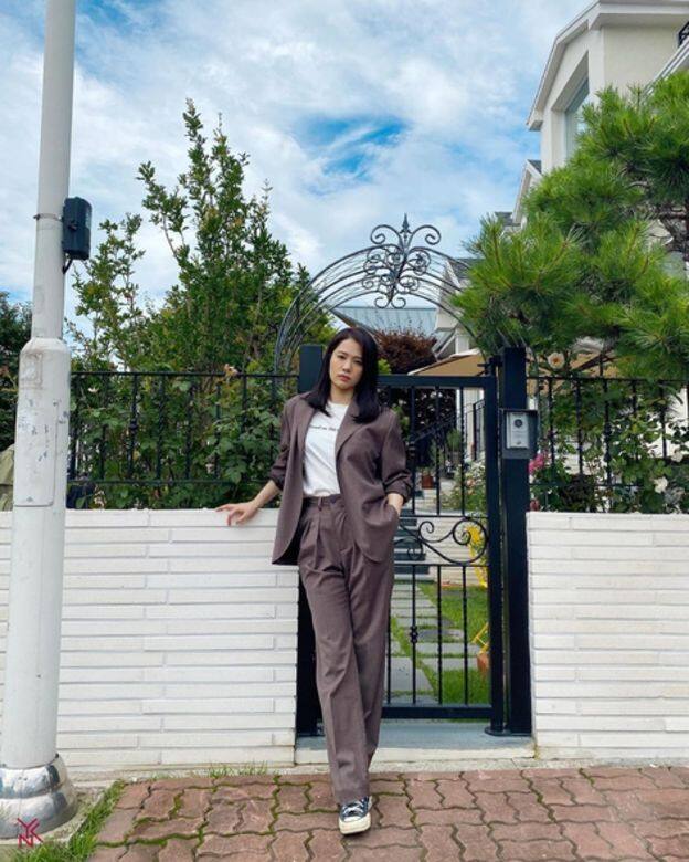 金賢珠在近期的另一套劇集《Undercover》亦恰巧飾演律師,造型亦偏向高冷帥氣。以 金賢珠在近期的另一套劇集《Undercover》亦恰巧飾演律師,造型亦偏向高冷帥氣。以