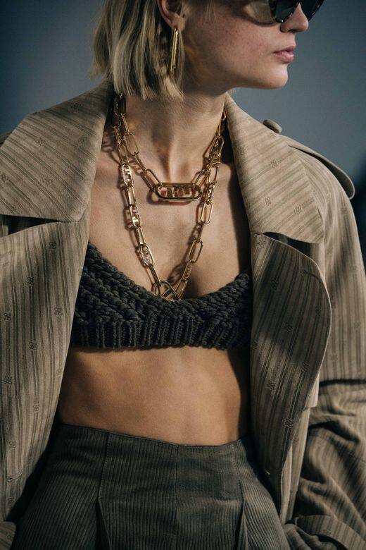 珠寶系列方面，Delfina Delettrez Fendi為品牌呈獻全新珠寶系列FENDIO’Lock，以登山釦般的造型