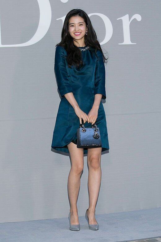 金泰梨出席在韓國舉辦的Dior品牌活動，一身深藍綠色的中袖鍛面連身裙