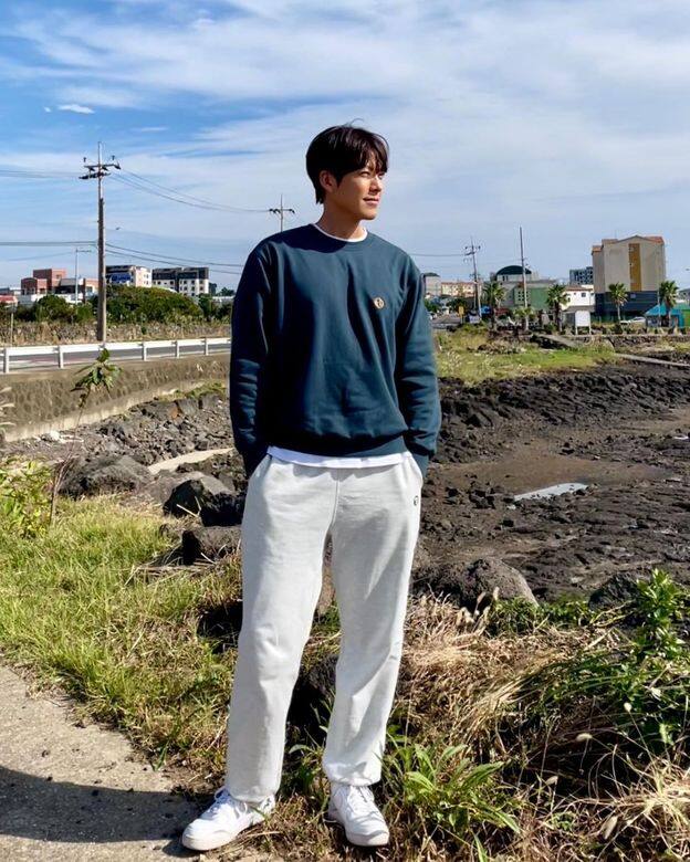 32歲的金宇彬，穿起運動套裝仍然像個陽光大男孩。Photo：https://www.instagram.com/p/CVUwLRNh3JF/