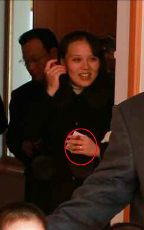 一直穿戴樸素,除了手錶以外就沒有其他飾物的金與正,2015年一月出席育 一直穿戴樸素,除了手錶以外就沒有其他飾物的金與正,2015年一月出席育