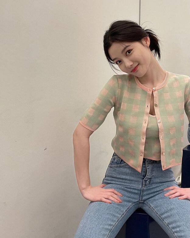 粉綠色的格仔套裝太可愛!針織背心搭配一套的短袖外套,時尚又甜美,可 粉綠色的格仔套裝太可愛!針織背心搭配一套的短袖外套,時尚又甜美,可