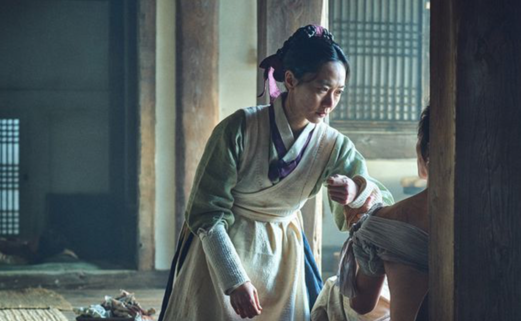 裴斗娜在《李屍朝鮮2》飾演醫女，她身穿清雅素色的古服，散發古代女人味