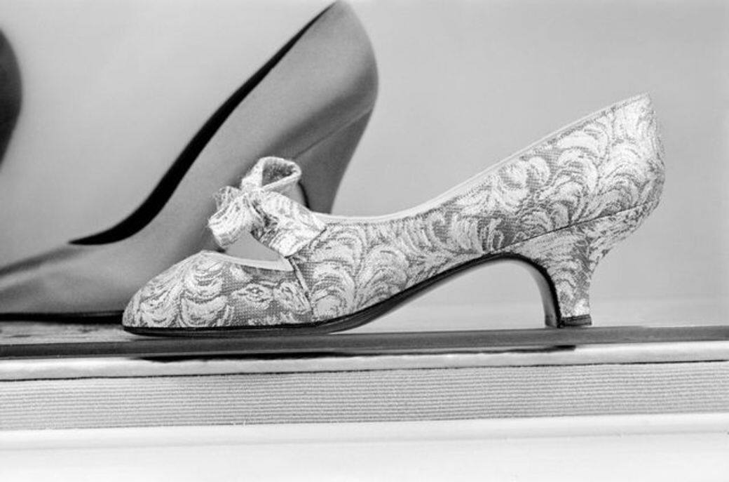 當時在Christian Dior工作的法國設計師Roger Vivier,創立”Stiletto”一字,將高跟與19世紀的鞋款 當時在Christian Dior工作的法國設計師Roger Vivier,創立”Stiletto”一字,將高跟與19世紀的鞋款