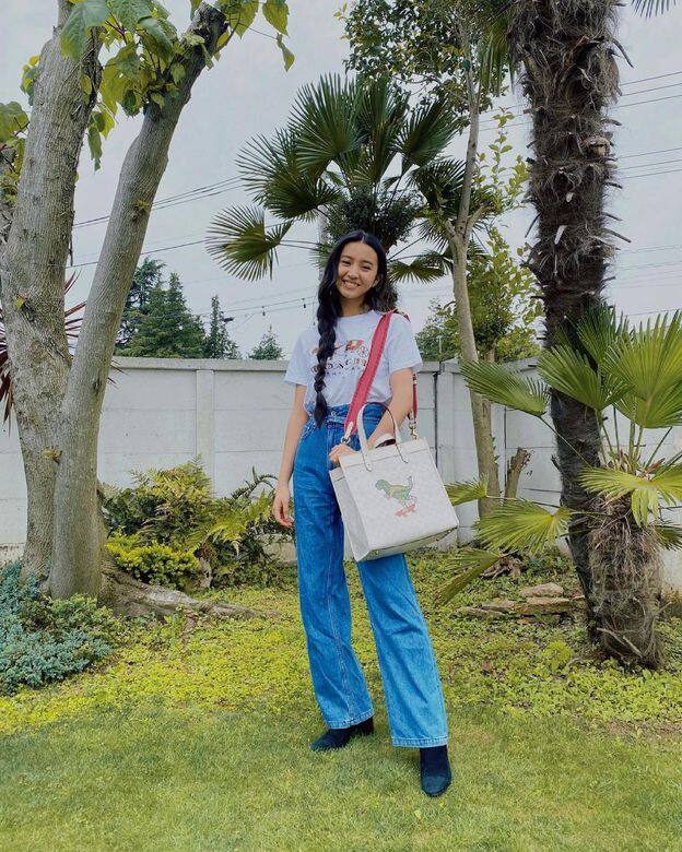 經常出外拍攝的Kōki,容量大、方便攜帶的Tote bag是她工作的必備單品。Coach經 經常出外拍攝的Kōki,容量大、方便攜帶的Tote bag是她工作的必備單品。Coach經