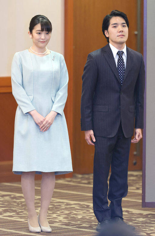婚後記招當天,真子穿上湖水綠的套裝,佩戴出自日本皇室御用珠寶品牌 婚後記招當天,真子穿上湖水綠的套裝,佩戴出自日本皇室御用珠寶品牌