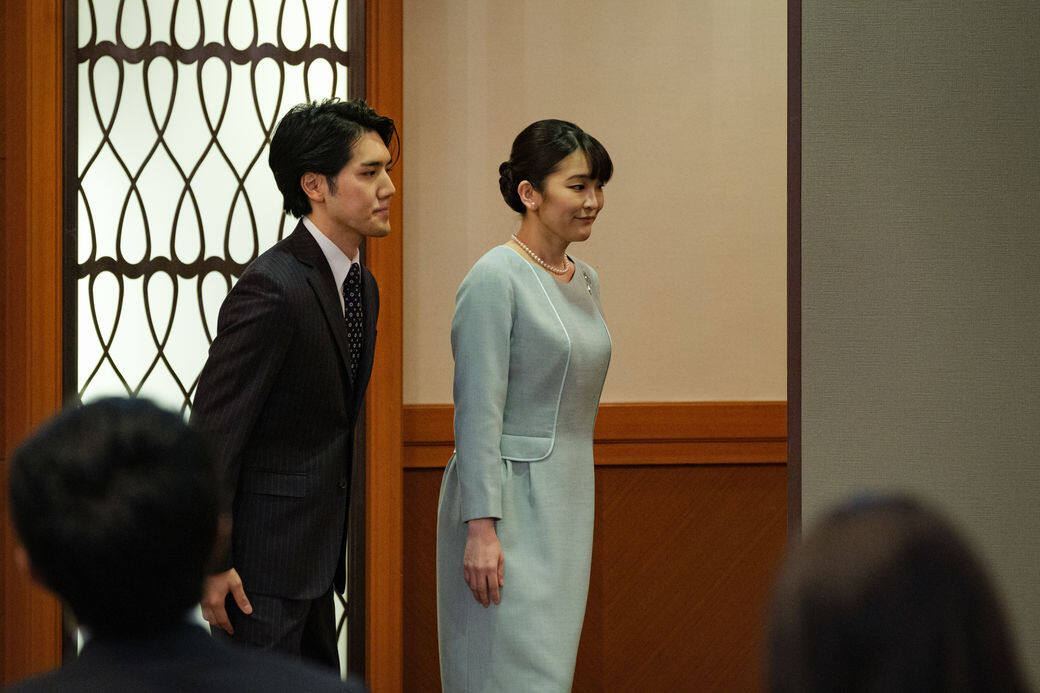 小室夫妻隔天也一同出門逛街,真子同樣穿著前一天到超市購物的長外 小室夫妻隔天也一同出門逛街,真子同樣穿著前一天到超市購物的長外