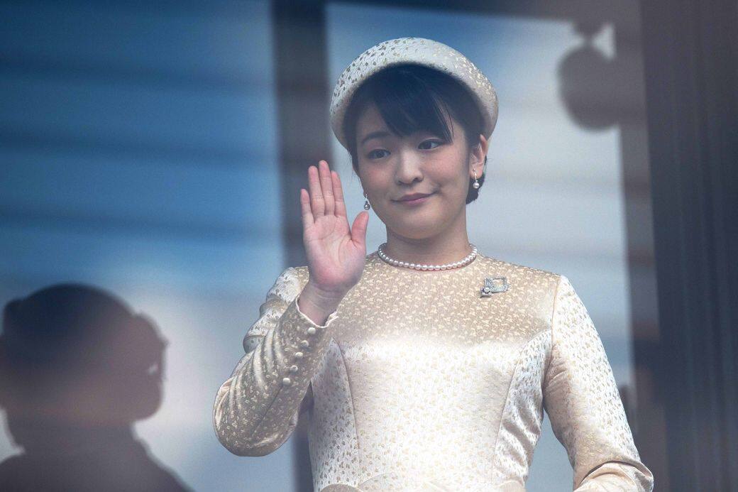 真子公主於大婚前最後一次公開露面,身穿這條緞面光澤感的淺金色裙 真子公主於大婚前最後一次公開露面,身穿這條緞面光澤感的淺金色裙