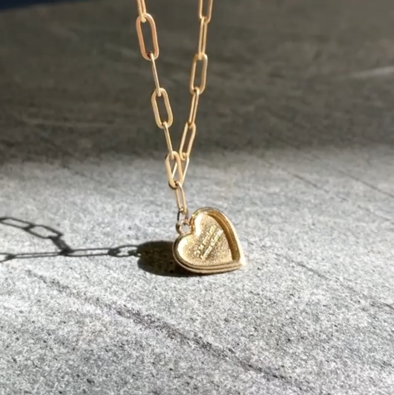 心形刻字金屬吊墜拼金色頸鏈- 甜美的心形設計增添女人味，和厚重的金