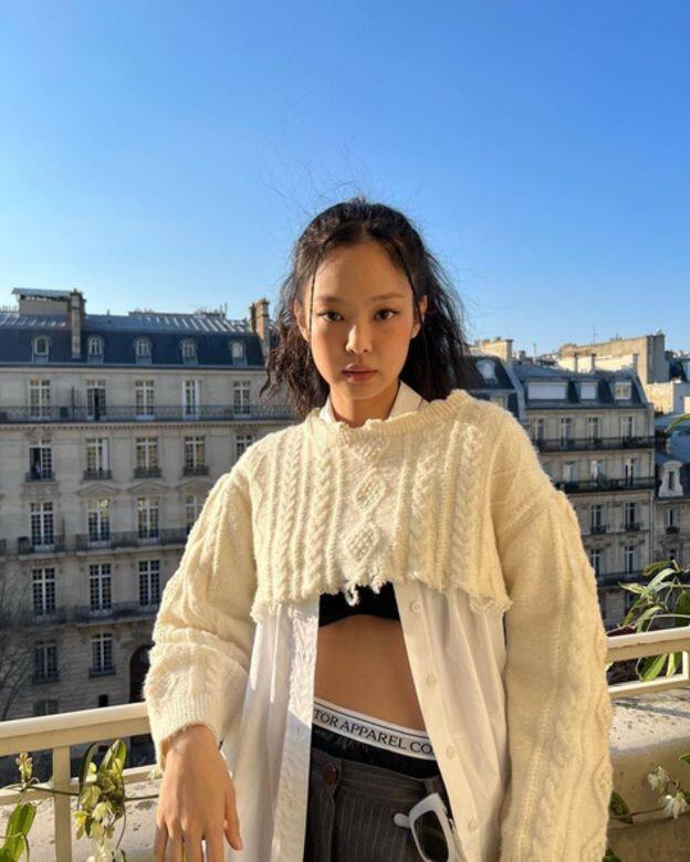 Oversize恤衫是純欲系的重點單品!Jennie敞開了白恤衫,再穿一件米色短身冷衫,不 Oversize恤衫是純欲系的重點單品!Jennie敞開了白恤衫,再穿一件米色短身冷衫,不