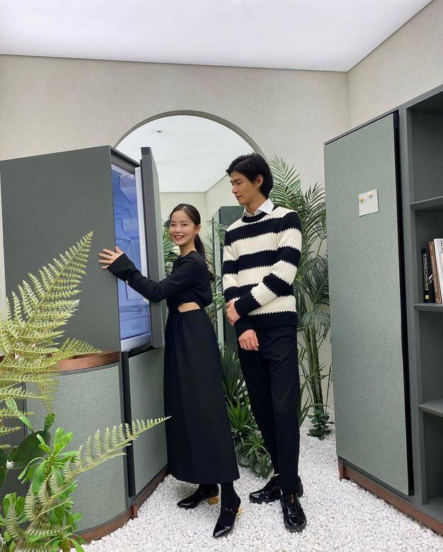 全黑穿搭不但十分省時,又能營造型格感覺,女生更可以選擇腰間縷空的 全黑穿搭不但十分省時,又能營造型格感覺,女生更可以選擇腰間縷空的