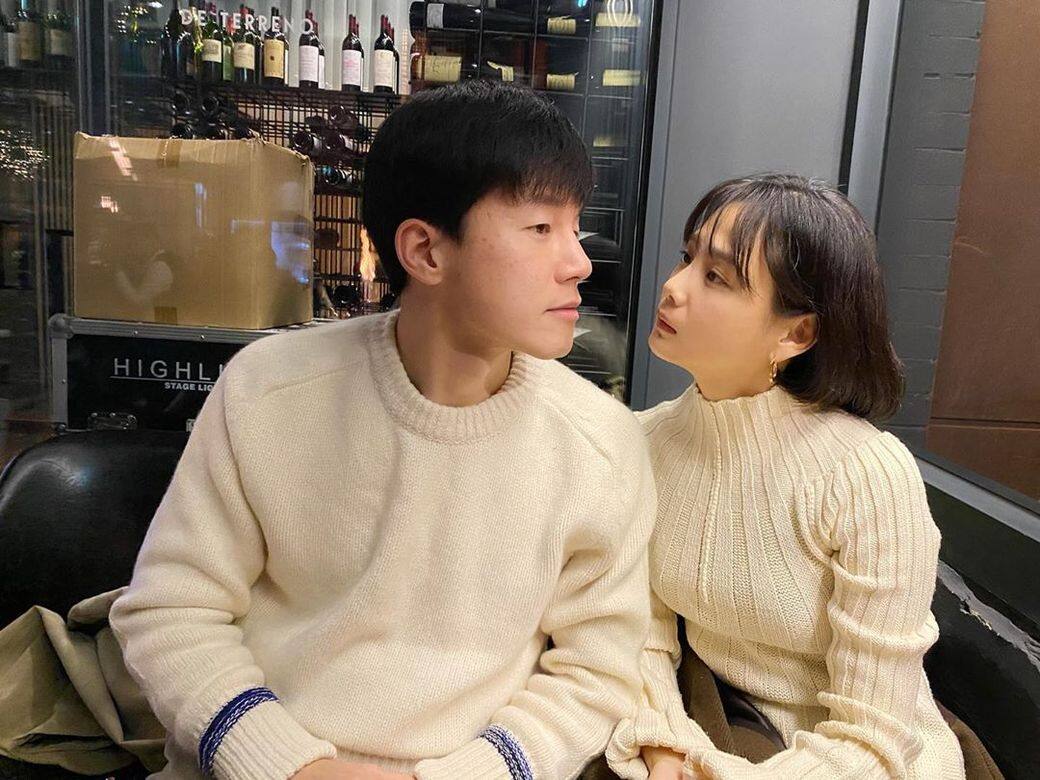 全白穿搭能帶來優雅簡約的感覺,女生穿上剪裁得宜、帶點細節像是荷葉 全白穿搭能帶來優雅簡約的感覺,女生穿上剪裁得宜、帶點細節像是荷葉