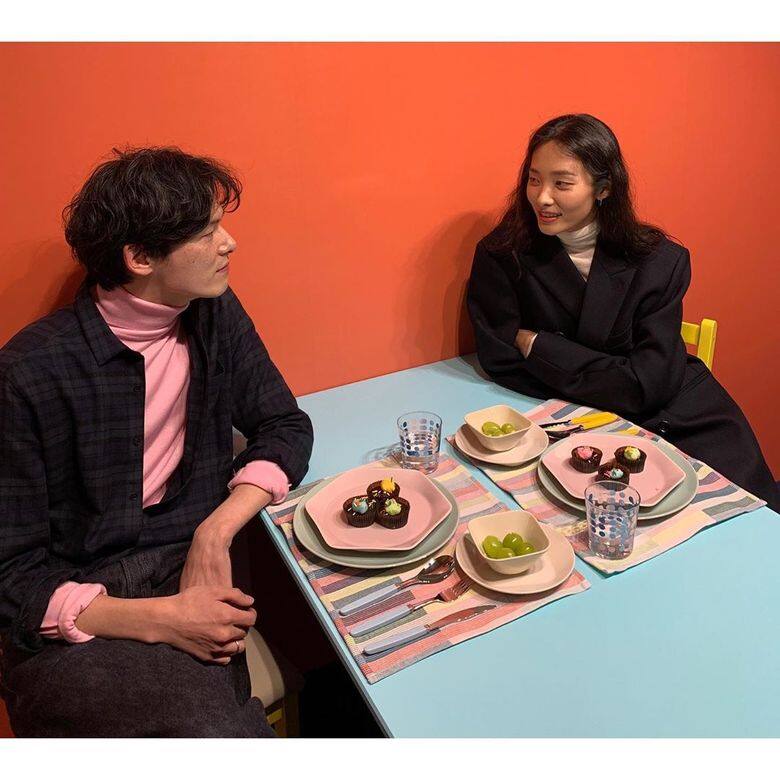 如果覺得黑白單色配搭太沉悶的話,不妨嘗試穿上圖案像是格子或條紋 如果覺得黑白單色配搭太沉悶的話,不妨嘗試穿上圖案像是格子或條紋