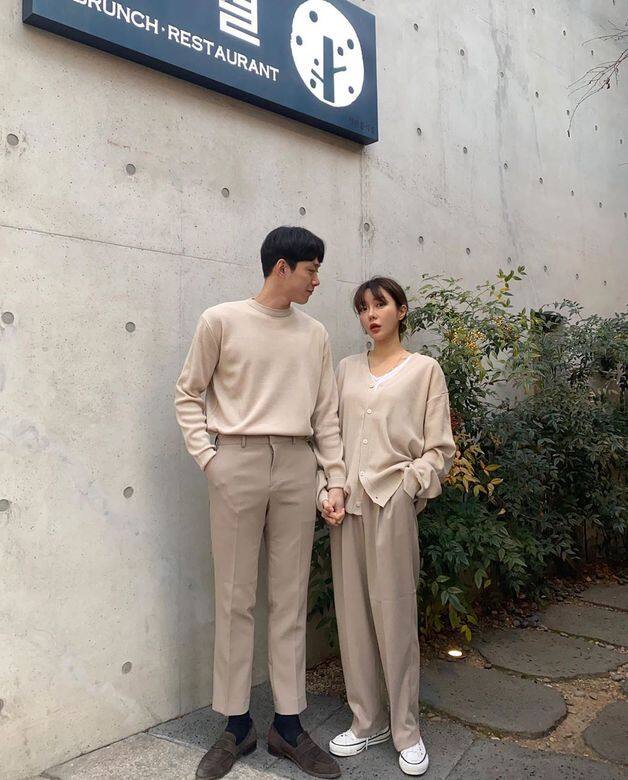 上下身也是同色系的tone on tone 情侶穿搭,走在街頭上十分突出!米色西褲不 上下身也是同色系的tone on tone 情侶穿搭,走在街頭上十分突出!米色西褲不