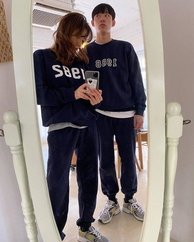 舒適保暖的衛衣是超熱門的情侶街頭穿搭單品,印有Logo和字樣的衛衣更 舒適保暖的衛衣是超熱門的情侶街頭穿搭單品,印有Logo和字樣的衛衣更