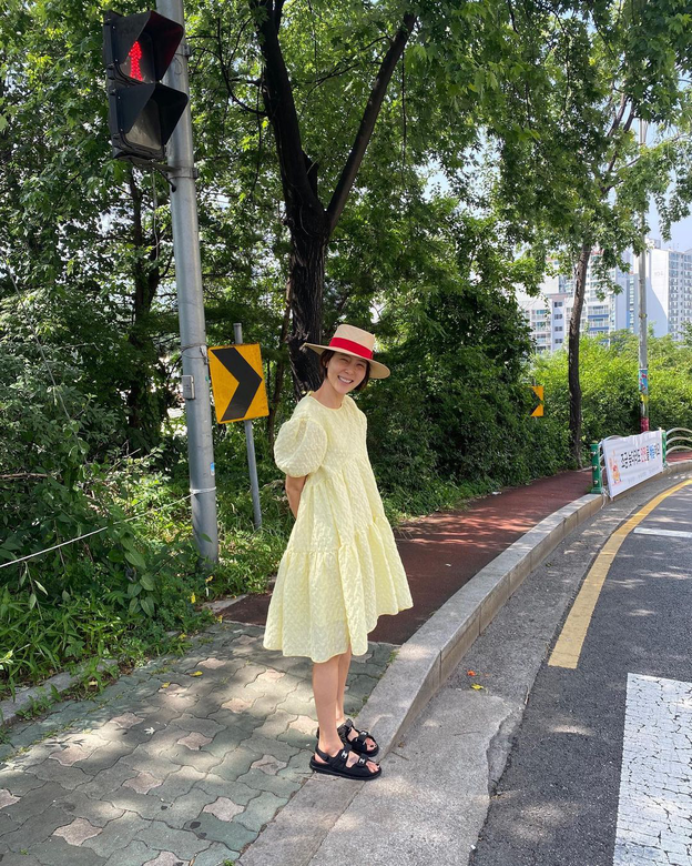 穿搭公式：草編帽+素色連身裙+涼鞋韓國時尚媽咪金娜英的穿搭總是不會