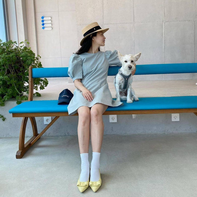 穿搭公式：草編帽+連身裙+尖頭鞋+短襪韓國女演員尹昇娥的這身連身裙穿
