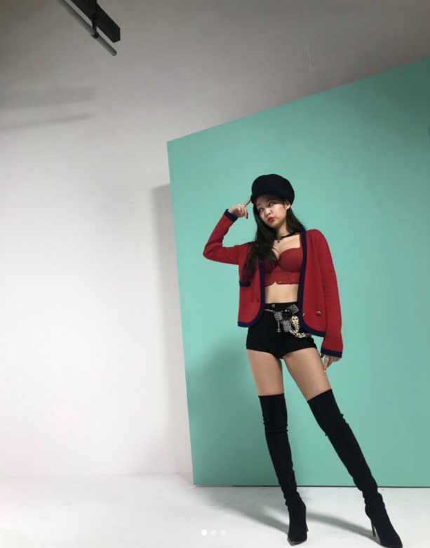 拍攝時尚畫報和封面時，Jennie穿上紅黑性感穿搭，紅色的bra top和黑色的過膝