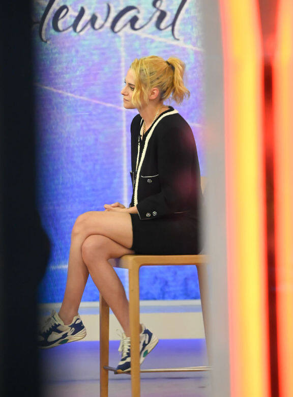 較早前出席活動時,Kristen Stewart身穿Chanel Tweed Jacket配搭Nike波鞋,把Chanel的優雅經典單品融 較早前出席活動時,Kristen Stewart身穿Chanel Tweed Jacket配搭Nike波鞋,把Chanel的優雅經典單品融