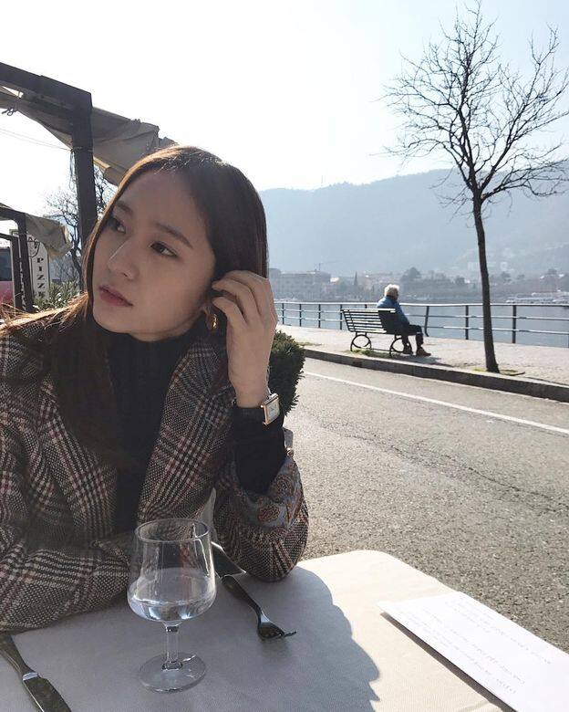 相信Krystal的衣櫥中有各式各樣的西裝外套。這件格仔圖案西裝外套的內襯 相信Krystal的衣櫥中有各式各樣的西裝外套。這件格仔圖案西裝外套的內襯