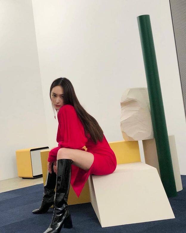 Krystal了解自己適合什麼類型的服裝,除了設計細節外,布料方面她多數挑選 Krystal了解自己適合什麼類型的服裝,除了設計細節外,布料方面她多數挑選