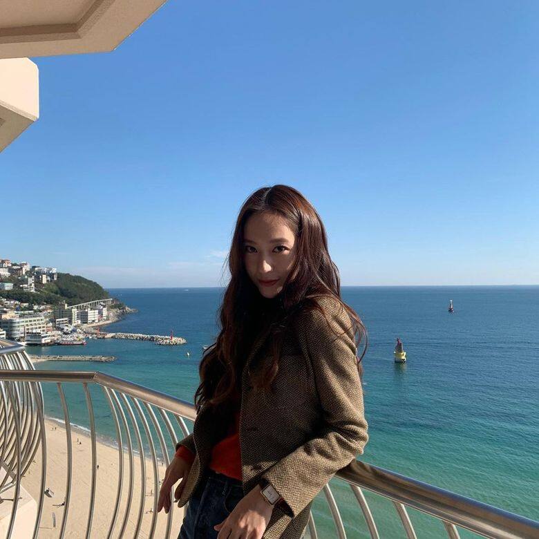 Krystal分享過自己很喜歡穿西裝褸和牛仔褲,冬天穿搭看來也不例外,厚材質 Krystal分享過自己很喜歡穿西裝褸和牛仔褲,冬天穿搭看來也不例外,厚材質