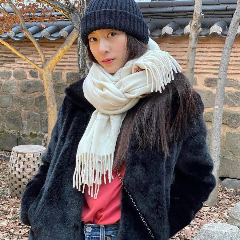 冷帽、頸巾及毛毛外套的搭配保暖又時尚,女生們不妨參考一下Krystal的頸巾 冷帽、頸巾及毛毛外套的搭配保暖又時尚,女生們不妨參考一下Krystal的頸巾