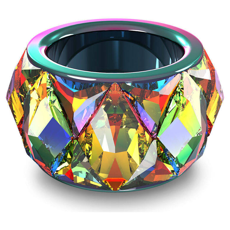 Curiosa Cocktail戒指擁有如彩虹般斑斕的色彩光芒，每揮動指尖，水晶色調都會有所