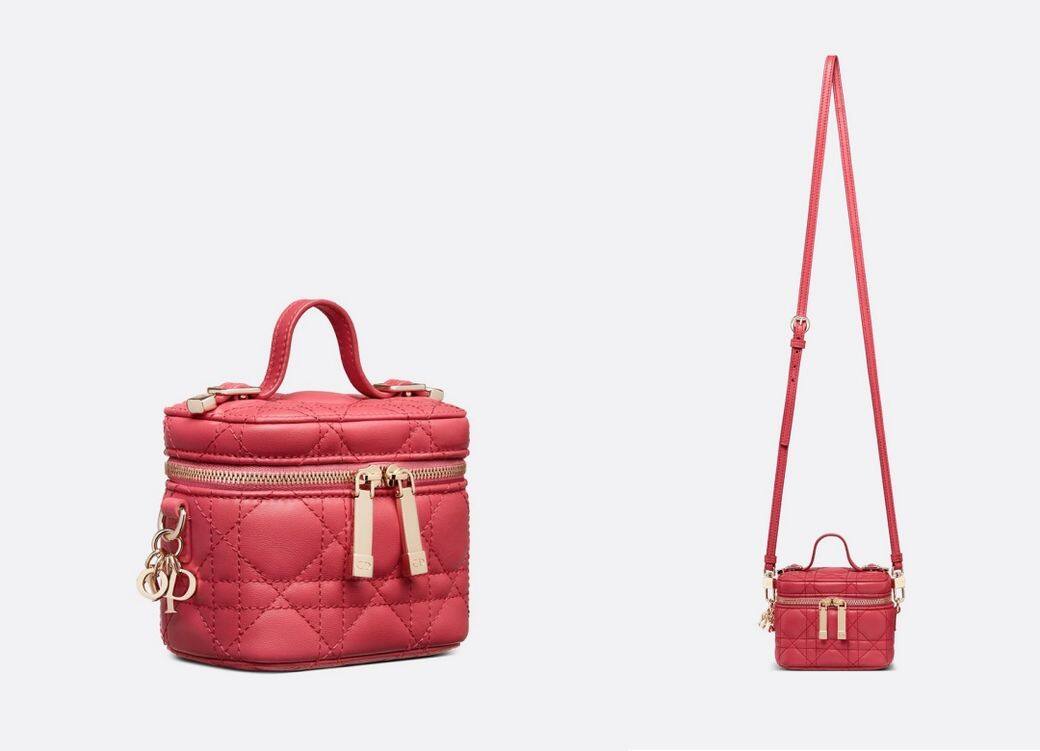 草莓粉紅色Lady Dior迷你化妝箱尺寸：11 x 7 x 9 厘米價錢：HKD 19,600