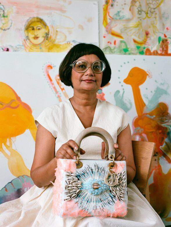 其中一位參與的藝術家是來自印度裔美國的Rina Banerjee，其作品以童年回憶為