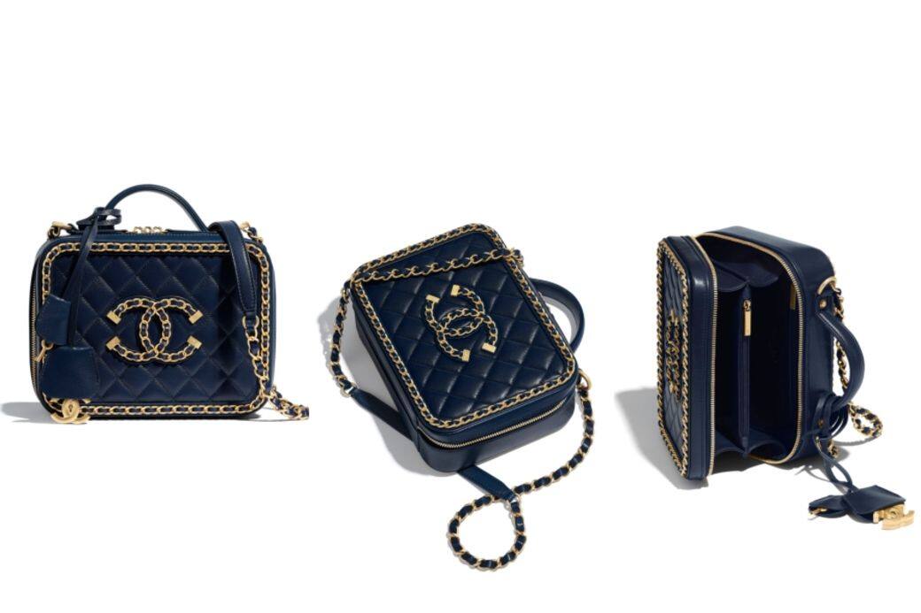 Chanel 海軍藍色山羊皮化妝箱手袋（ 16 × 21 × 9 Cm）經典的配色，輔以金屬細鏈條綑