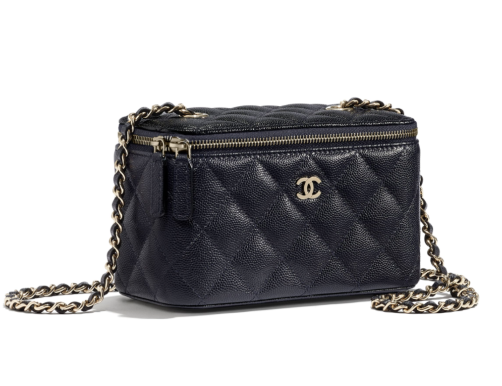 Chanel 黑色小牛皮化妝箱細手袋（ 14 × 18 × 8 cm ）（$11,900)這款Vanity Case 的賣點在於它具備