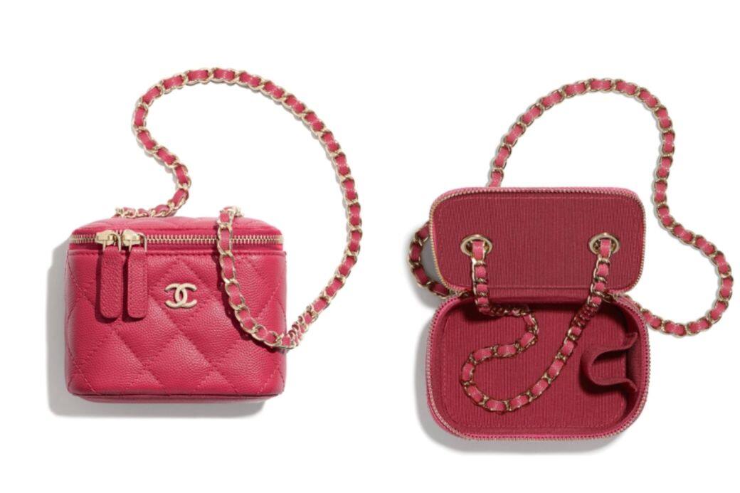 Chanel 深粉紅色小牛皮迷你化妝箱手袋( 11 × 8.5 × 7 cm )($10,300)這款 mini vanity case小巧的 Chanel 深粉紅色小牛皮迷你化妝箱手袋( 11 × 8.5 × 7 cm )($10,300)這款 mini vanity case小巧的
