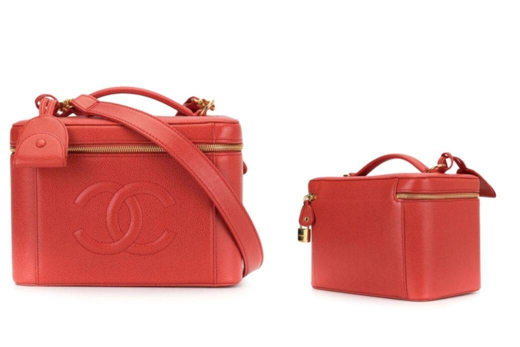 Chanel 紅色小羊皮化妝箱手袋（ 28 × 28 × 16 cm ）（$26,697)迷人的橙紅色，配以圓潤方筒設