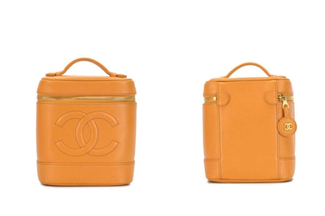 Chanel 黃色小羊皮化妝箱手袋（ 17 × 15 × 12 cm ）（$19,628)討人歡喜的南瓜黃皮革配以簡