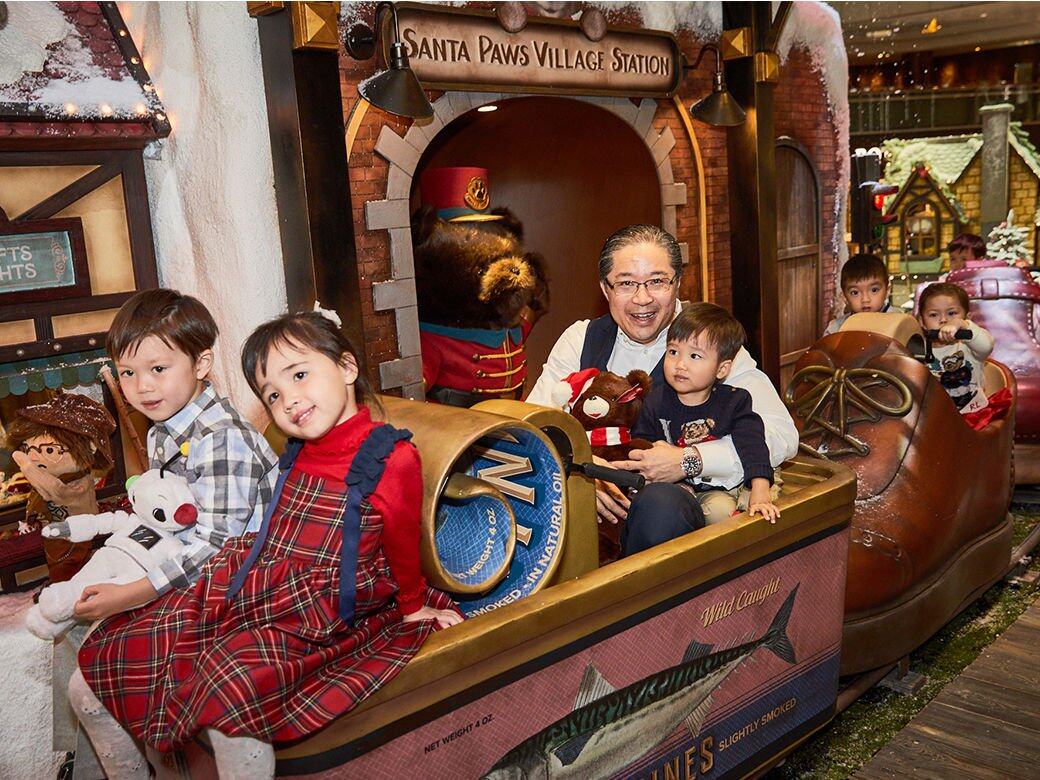 圖為香港置地執行董事周明祖先生與一眾小朋友乘坐Pawler Express手動小火車 圖為香港置地執行董事周明祖先生與一眾小朋友乘坐Pawler Express手動小火車