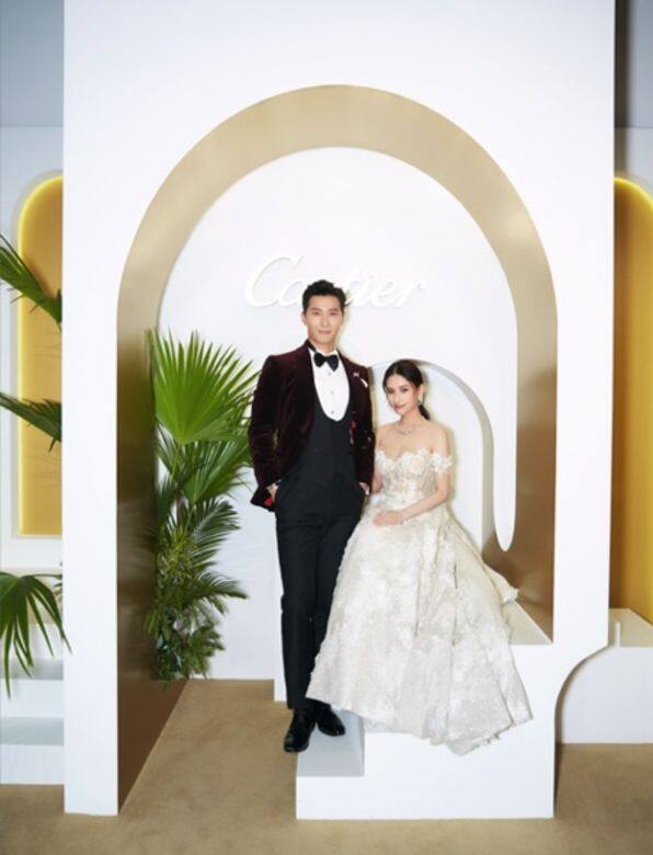 何超蓮與竇驍當日化身公主與王子,以棗紅色禮服及白色喱士晚裝現身 何超蓮與竇驍當日化身公主與王子,以棗紅色禮服及白色喱士晚裝現身