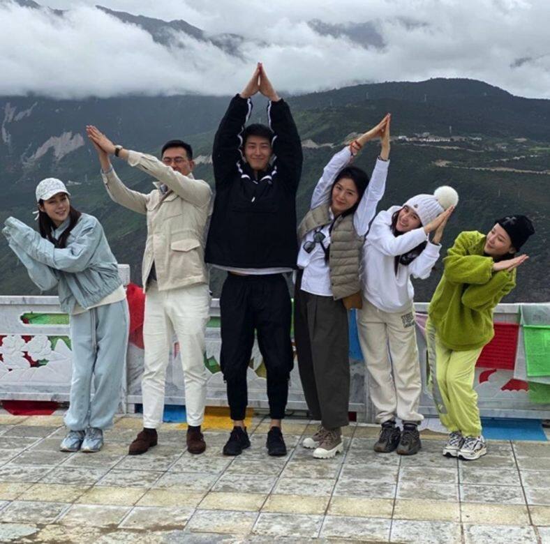 兩人與朋友們旅行,日常衣著屬於低調的兩人穿上一黑一白的情侶運動 兩人與朋友們旅行,日常衣著屬於低調的兩人穿上一黑一白的情侶運動