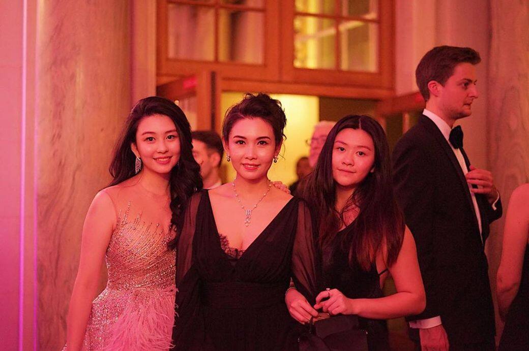 沈月鎖定了這套Georges Hobeika的閃石白色低胸DeepV禮服,完美襯托出甜美少女氣質 沈月鎖定了這套Georges Hobeika的閃石白色低胸DeepV禮服,完美襯托出甜美少女氣質