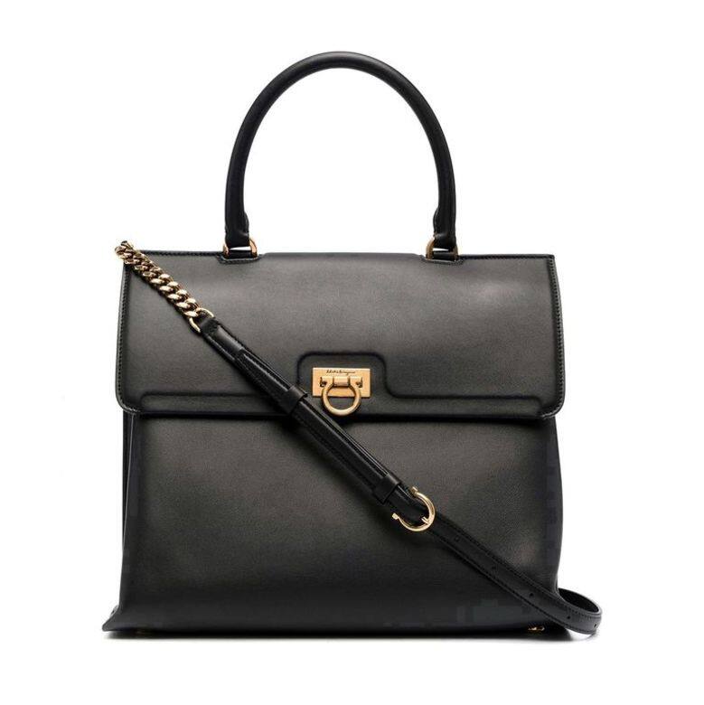 Trifolio是Salvatore Ferragamo於2020年推出的新款手袋,簡約方形輪廓,正面綴以Gancini經典釦飾,內 Trifolio是Salvatore Ferragamo於2020年推出的新款手袋,簡約方形輪廓,正面綴以Gancini經典釦飾,內
