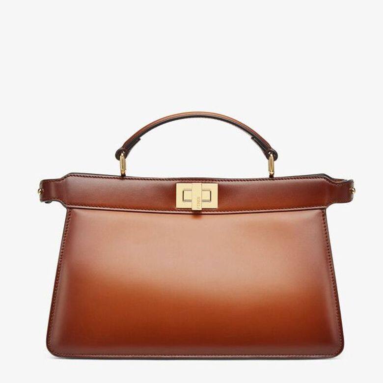 Fendi Peekaboo ISeeU手袋誕生於2020年秋冬系列,是Fendi經典Peekaboo手袋的變奏款,最大特色在 Fendi Peekaboo ISeeU手袋誕生於2020年秋冬系列,是Fendi經典Peekaboo手袋的變奏款,最大特色在
